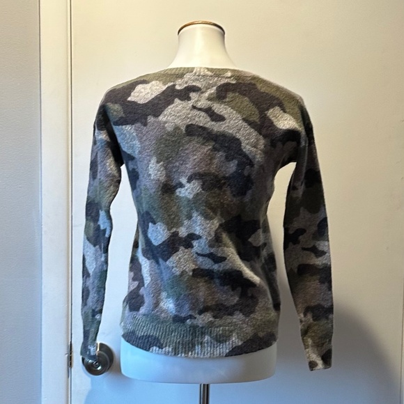 360 CASHMERE Green and Gray Camo Print Knit Sweater - Size XS. - Picture 4 of 15